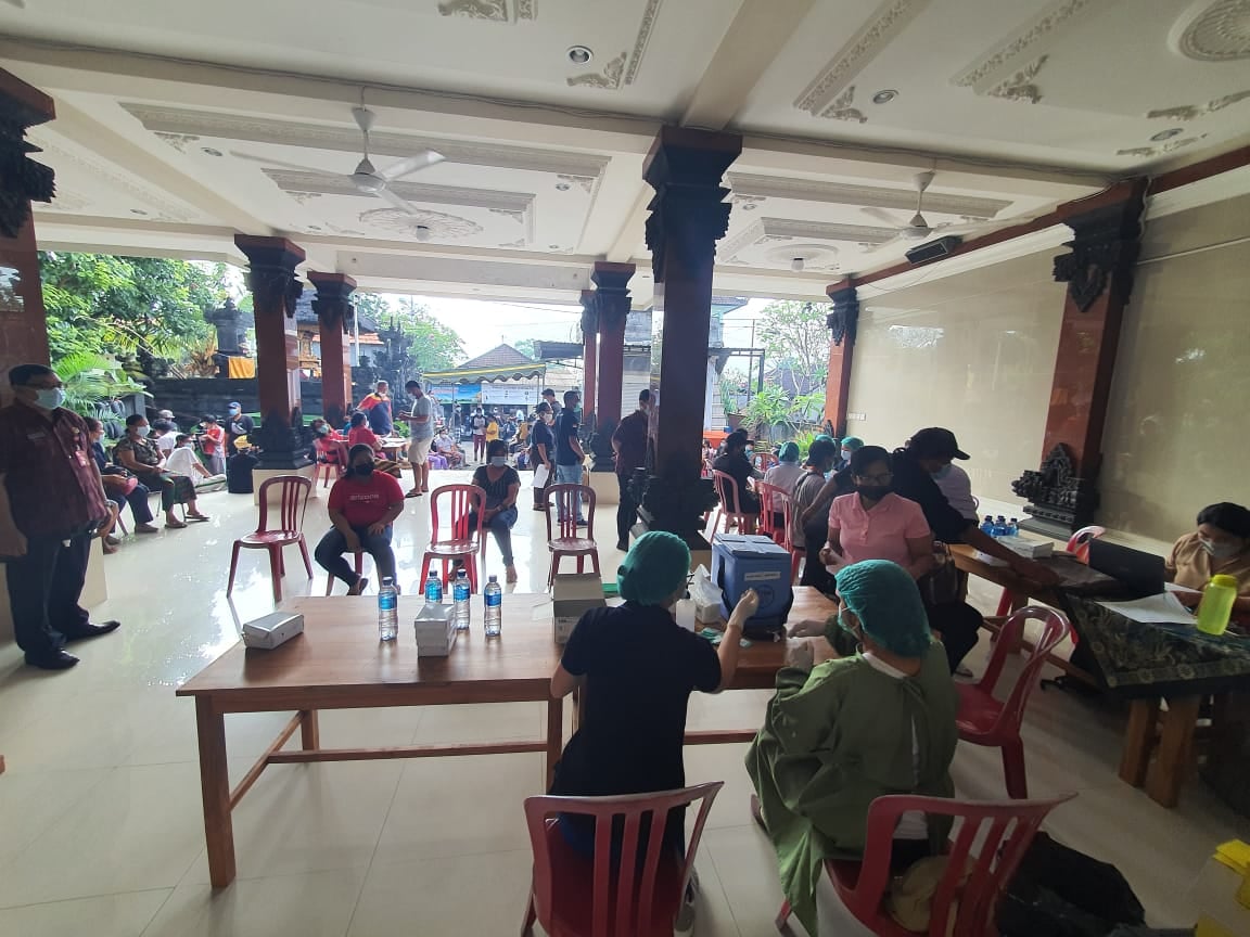 Denpasar, 08 Juni 2021.  Kegiatan vaksinasi hari iniyang dilaksanakan di Balai Banjar Jurang Asri 