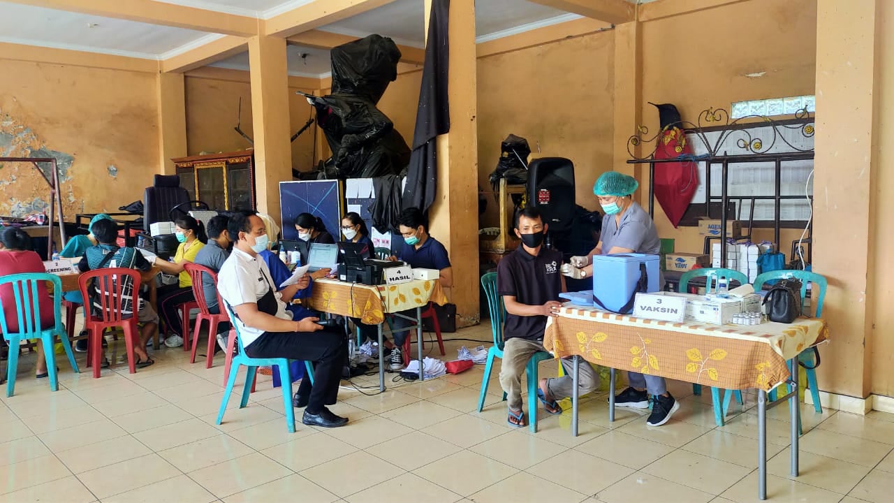 Vaksinasi Covid-19 Di Banjar Batur, Desa Peguyangan Kaja.